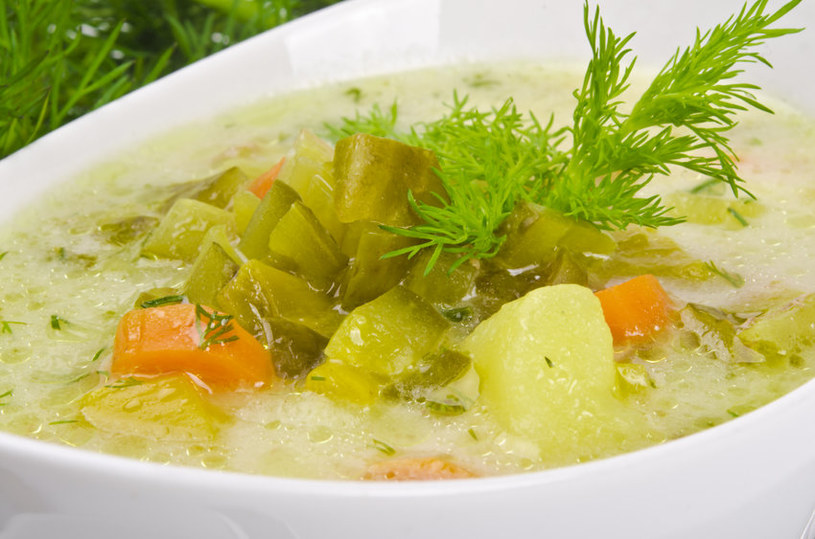 Zupę ogórkową można zaliczyć do naszych narodowych dań /123RF/PICSEL
