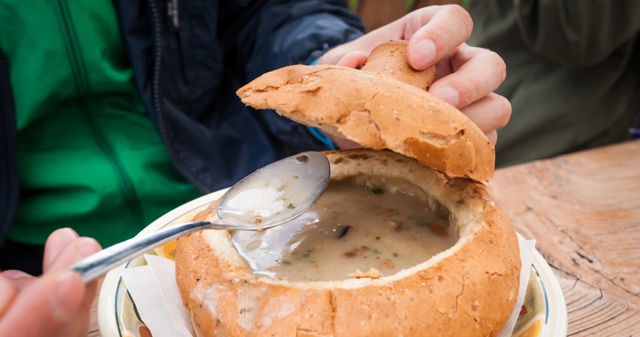 Zupę z grzybów możesz podawać także w chlebie /123RF/PICSEL