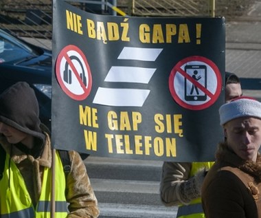 Zupełny zakaz używania telefonów na przejściach. Jest stanowisko ministerstwa