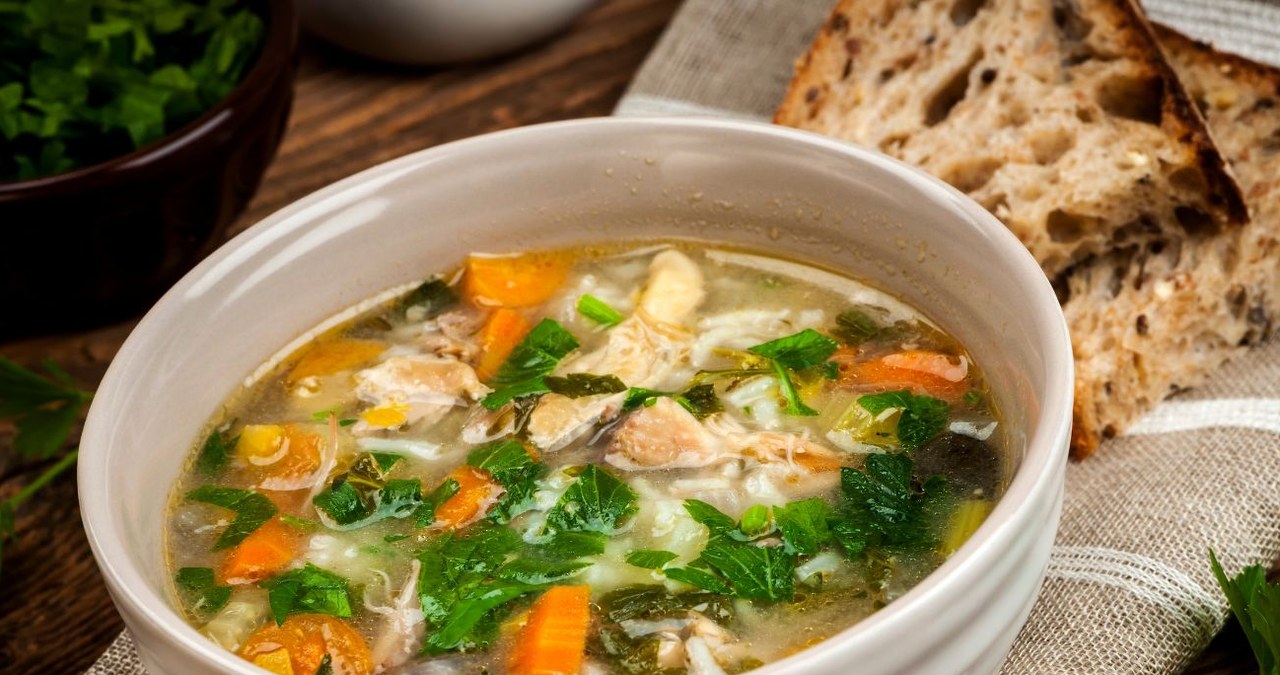 Zupy warzywne to najlepsze dania na odchudzanie /Elena Photo /Canva Pro