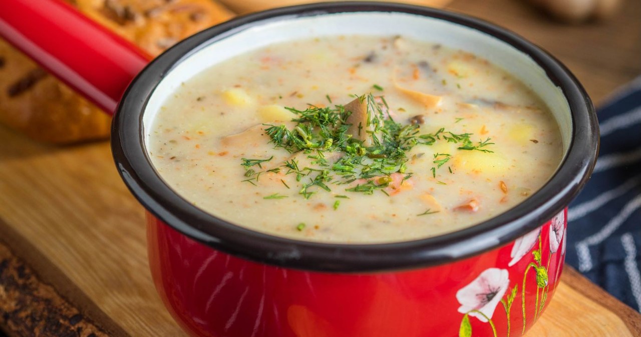 Żurek to jedna z najpopularniejszych zup w Polsce, mocno kojarzona ze świętami /arfo /Canva Pro