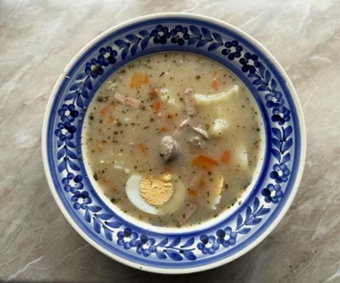 Żurek z przepisu babci Wiesi z Podlasia to majstersztyk. Jeden dodatek sprawia, że smakuje lepiej niż inne