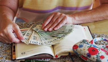 ZUS wypłaca seniorom 6938,32 zł. Pieniądze bez względu na staż pracy