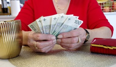 ZUS wypłaci część sierpniowych emerytur wcześniej. Podano szczegóły