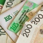 ​ZUS wyśle co najmniej 1409,18 zł przez 6 miesięcy. Kto i kiedy otrzyma przelew?