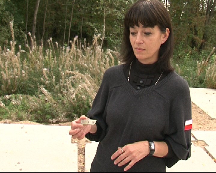 Zuzanna Kurtyka z fragmentem prezydenckiego samolotu &nbsp; /Fot. Przemysław Marzec /RMF FM