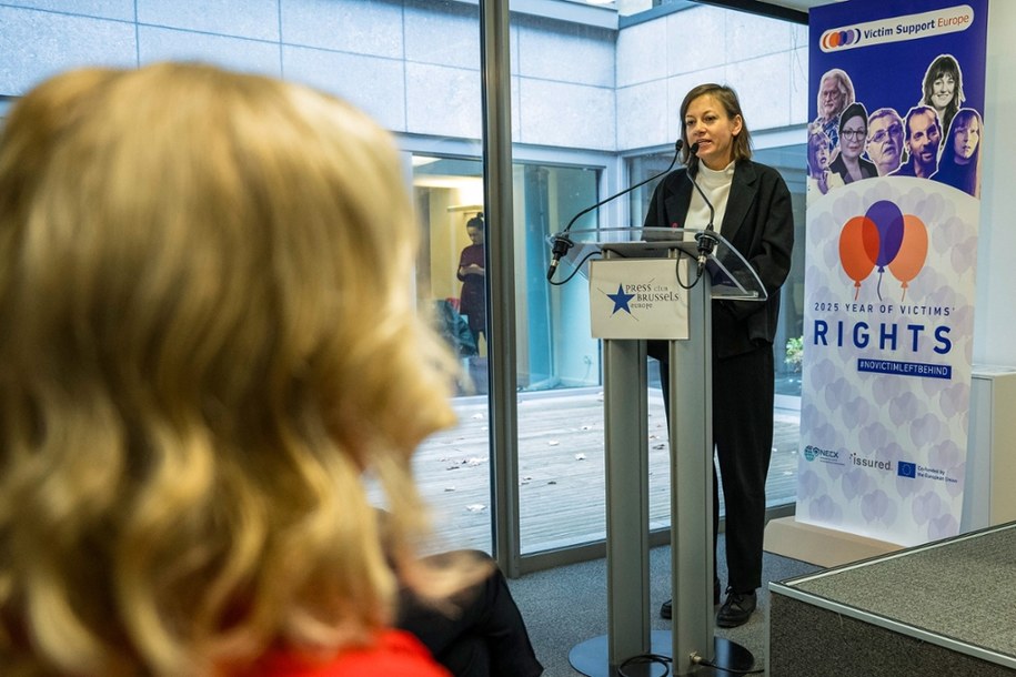 Zuzanna Rudzińska-Bluszcz przemawia podczas panelu „Once Upon a Support: A 35-Year Story of the European Day for Victims of Crime” / 	Wiktor Dąbkowski    /PAP