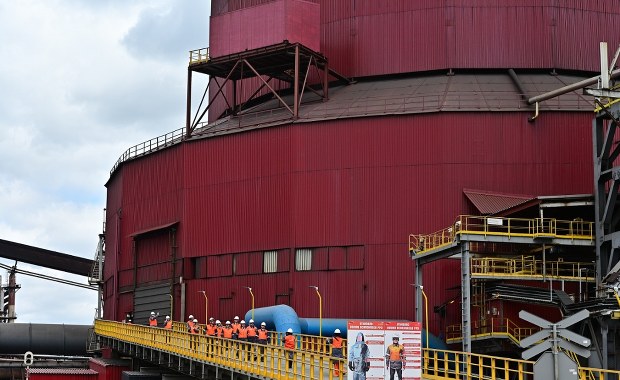 ​Żużel spadł na samochody. Poważna awaria w hucie ArcelorMittal