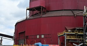 ​Żużel spadł na samochody. Poważna awaria w hucie ArcelorMittal