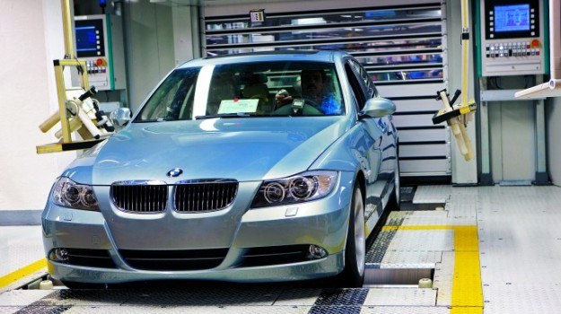 Zużycie paliwa jest badane przez producentów samochodów w warunkach laboratoryjnych. /BMW