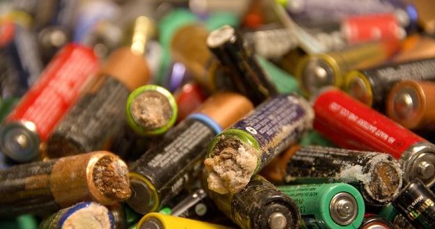 Zużyte baterie i akumulatory są niebezpieczne dla środowiska /&copy;123RF/PICSEL