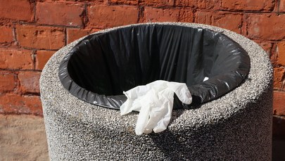 Zużyte rękawiczki, używana maseczka. Jak należy postępować ze środkami ochrony osobistej?