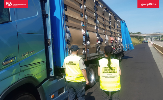 Zużyte ubrania ze Szwajcarii trafiły na Dolny Śląsk. Ciężarówka wypełniona po brzegi 