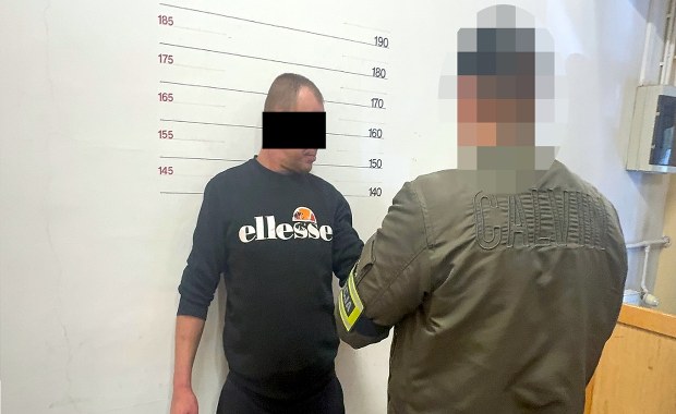 Zwabił i porwał mężczyznę sprzed klubu. Przed policją schował się pod łóżkiem