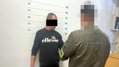 Zwabił i porwał mężczyznę sprzed klubu. Przed policją schował się pod łóżkiem