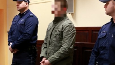 Zwabił policjantów do domu i zaatakował siekierą. Ruszył proces nastolatka z Mławy