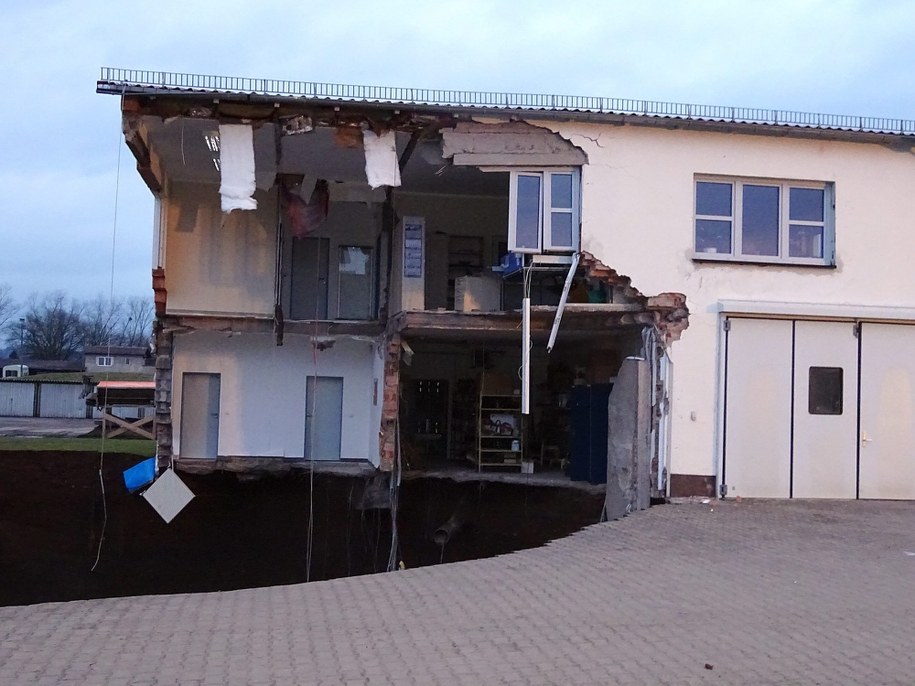 Zwaliły się ściany pobliskich budynków /JESSICA PIPER/NORDHAUSEN COUNTY /PAP/EPA