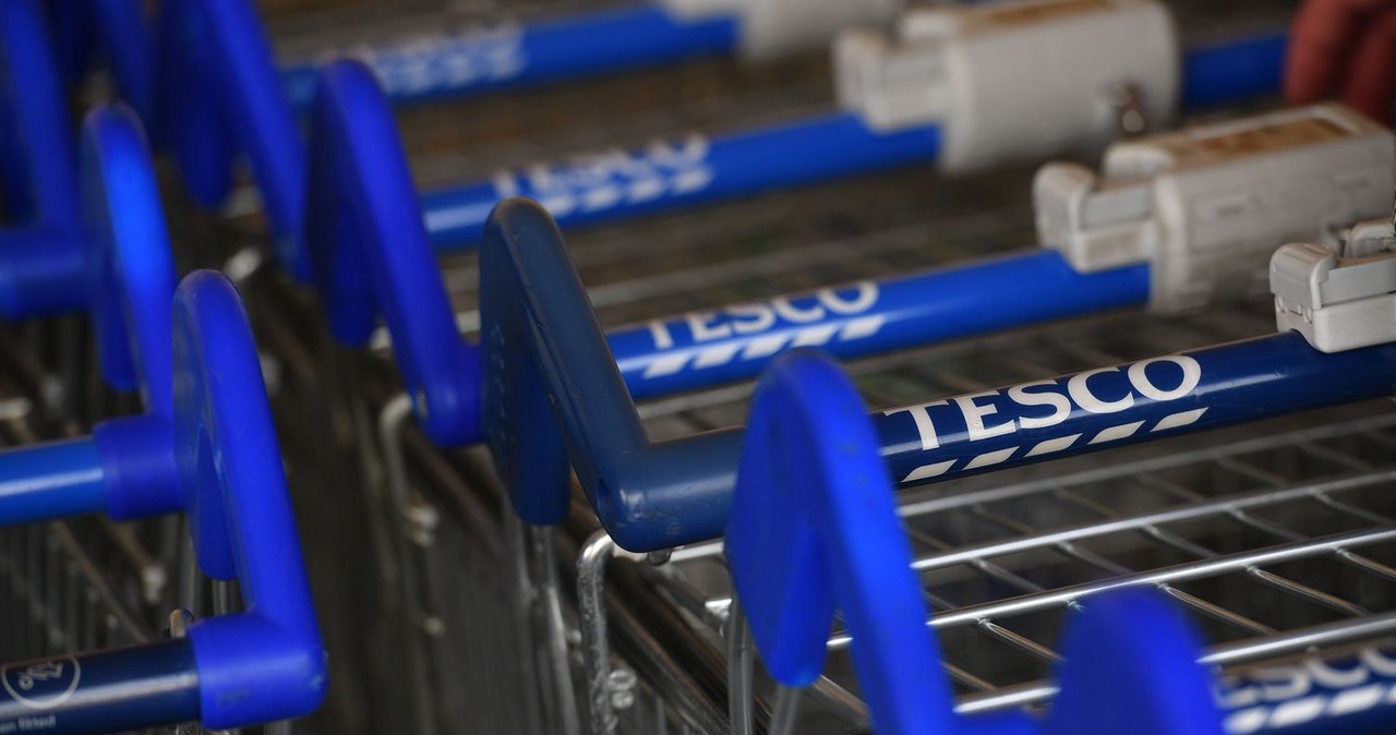 Zwalniani pracownicy Tesco otrzymają dodatkowo jedną pensję /AFP