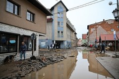 Zwały błota, zniszczone domy i ulice. Tak wygląda Lądek-Zdrój po przejściu wielkiej wody 