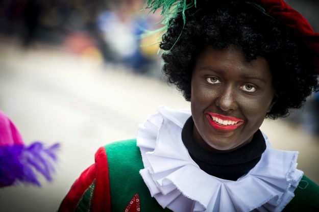 Zwarte Piet, czyli Czarny Piotruś, w tradycji niderlandzkiej to pomocnik św. Mikołaja /REMKO DE WAAL /PAP/EPA