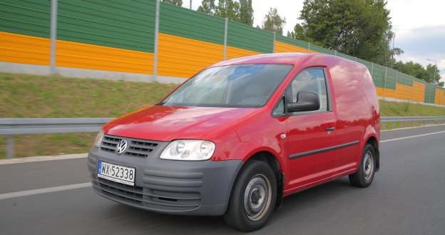 Żwawo pokonuje kolejne kilometry: silnik Caddy'ego ma prawie same zalety, auto jest zwrotne, praktyczne i ma spory prześwit. /Motor