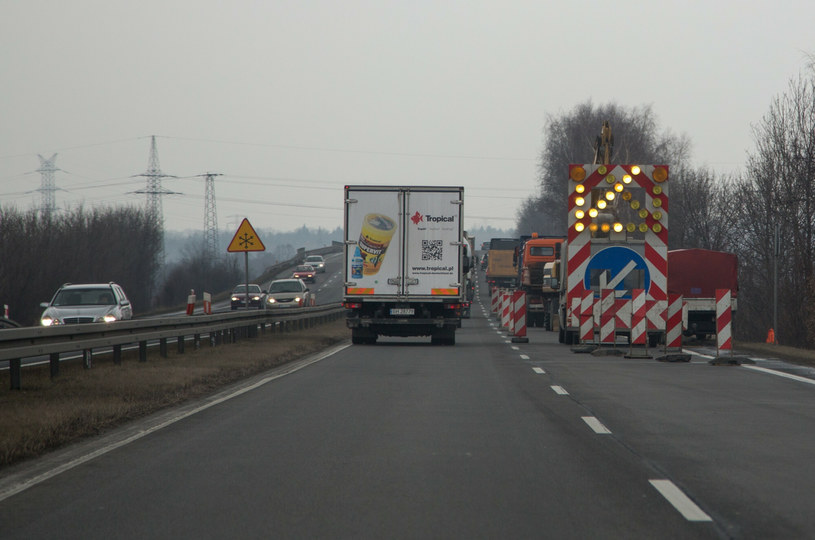 Zwężenie drogi nie zawsze oznacza obowiązek jazdy na suwak /Andrzej Iwańczuk /East News