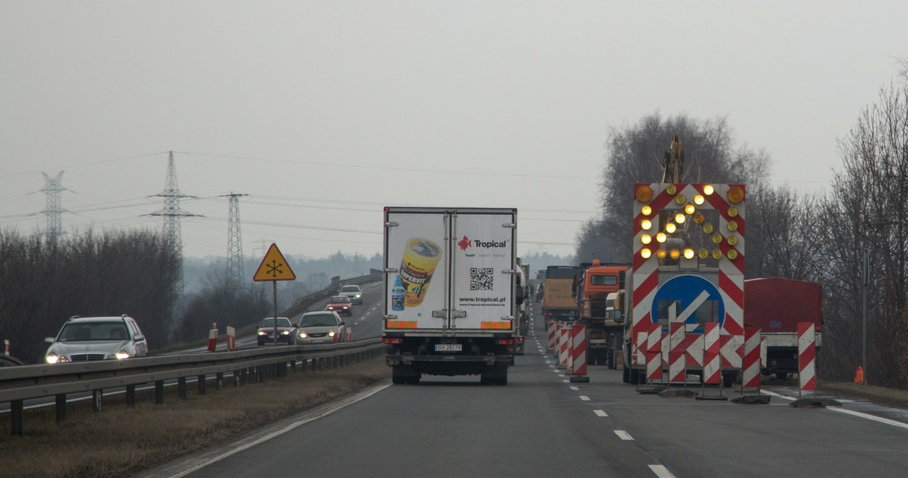 Zwężenie drogi nie zawsze oznacza obowiązek jazdy na suwak /Andrzej Iwańczuk /East News