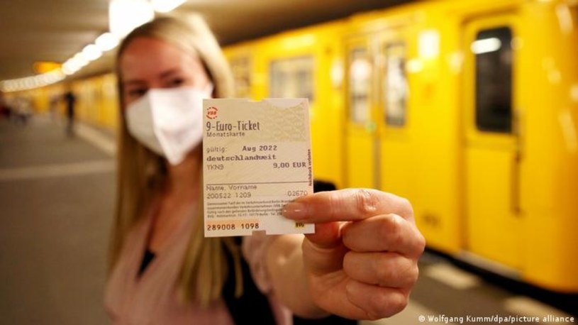 Związek Niemieckich Przedsiębiorstw Transportowych (VDV) szacował, że z biletu 9-Euro-Ticket będzie korzystać około 30 mln osób miesięcznie /Deutsche Welle