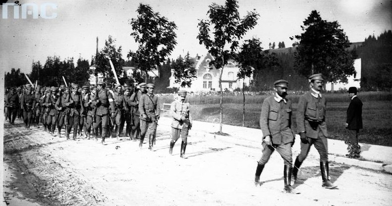 Związek Strzelecki - ćwiczenia w Zakopanem. Na czele kolumny idą: Józef Piłsudski (z lewej) i Kazimierz Sosnkowski (z prawej), kompanię prowadzi Mieczysław Ryś-Trojanowski. Zdjęcie z 1913 roku /Z archiwum Narodowego Archiwum Cyfrowego