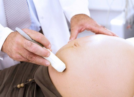 Związki o nazwie ftalany, mogą się przyczyniać do przedwczesnych porodów. /ThetaXstock