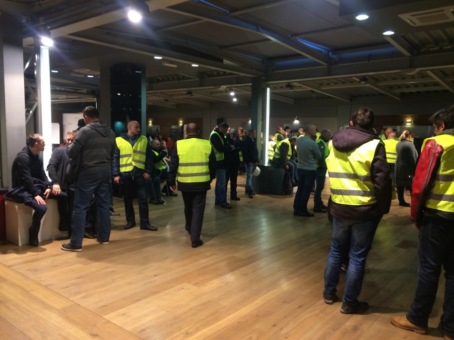 Związkowcy czekający na wznowienie obrad /Anna Kropaczek /RMF FM