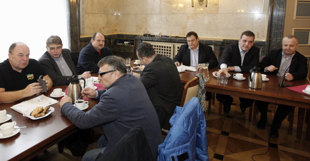 Związkowcy i przedstawiciele rządu przy stole negocjacyjnym /PAP/Andrzej Grygiel    /PAP