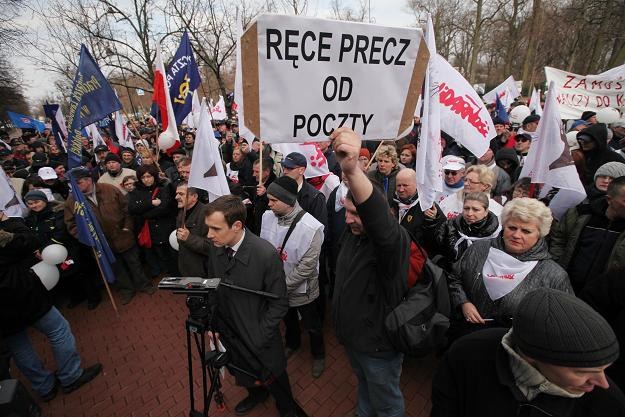 Związkowcy Poczty Polskiej z Mazowsza protestowali przeciwko planowanej likwidacji urzędów /PAP
