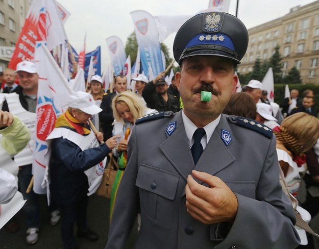 Związkowcy podczas demonstracji przed Ministerstwem Spraw Wewnętrznych /Tomasz Gzell /PAP