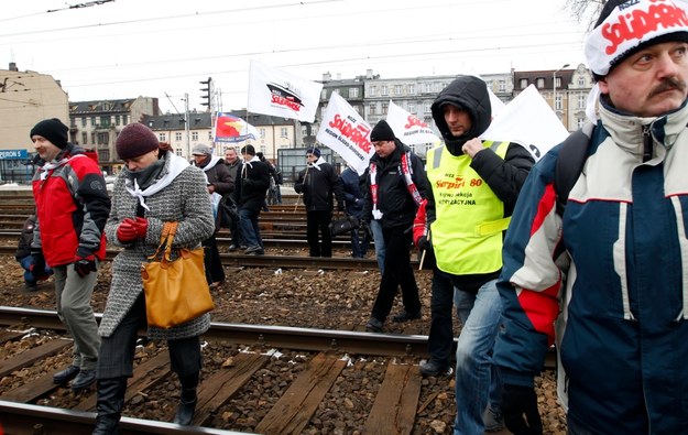 Związkowcy protestowali na torach w Katowicach /Andrzej Grygiel /PAP