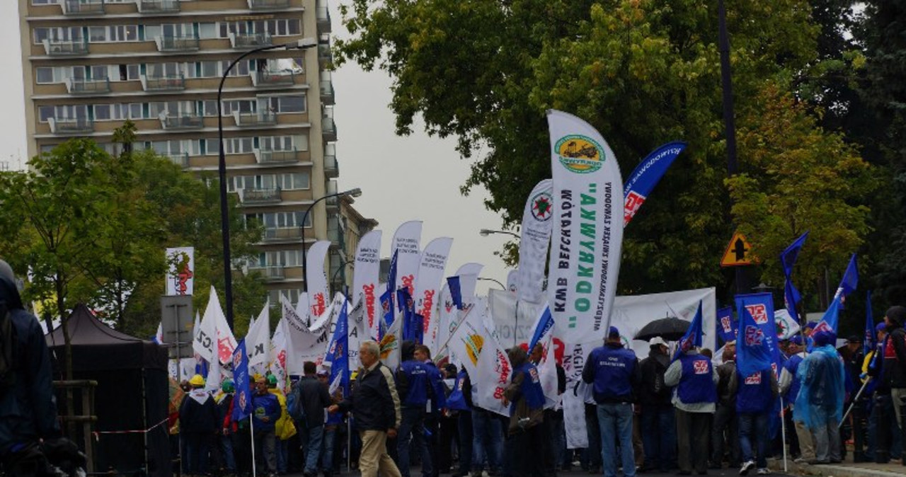 Związkowcy protestują przed Sejmem