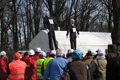 Związkowcy przynieśli przed kancelarię premiera gadżety