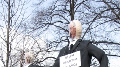 Związkowcy przynieśli przed kancelarię premiera gadżety