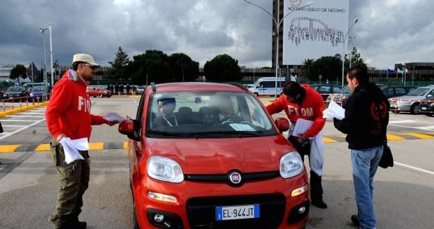 Związkowcy rozdają dziennikarzom motoryzacyjnym ulotki /AFP