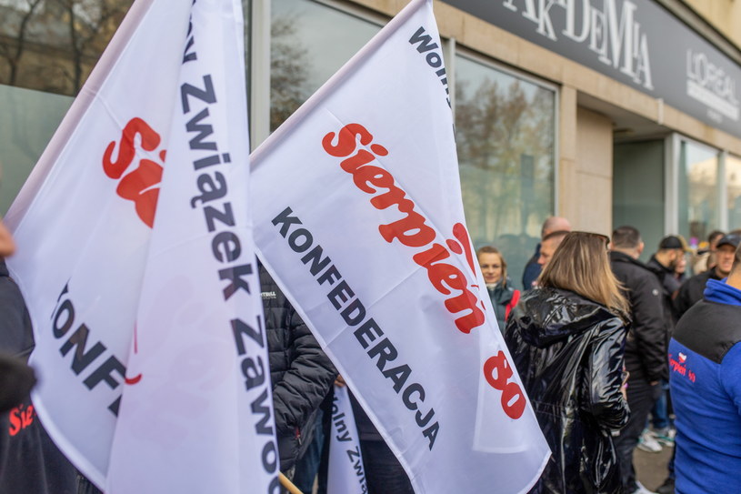 Związkowcy Sierpnia 80 chcieli zamurować wejście do biura poselskiego premiera Mateusza Morawieckiego w Katowicach. Wzywali także do rozmowy na temat węgla /Tomasz Wiktor /PAP