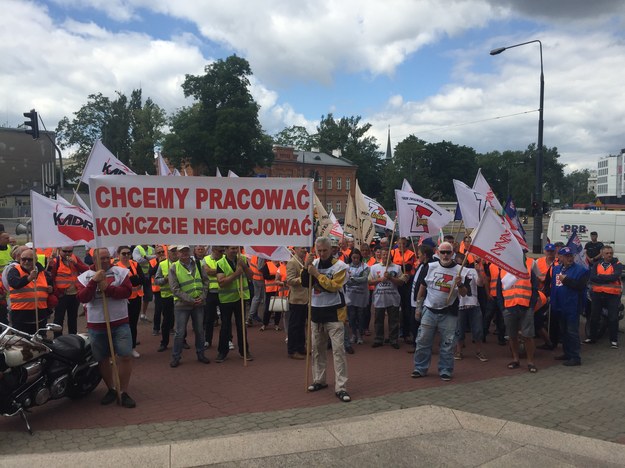 Związkowcy z Huty Częstochowa protestują przed siedzibą PKO BP /Jakub Rutka /RMF FM