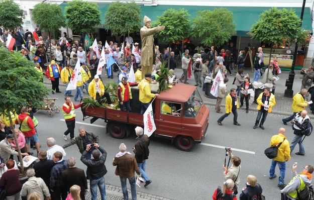 Związkowcy z OPZZ, NSZZ "Solidarność" i FZZ oraz przedstawiciele Klubów Gazety Polskiej /Grzegorz Jakubowski /PAP