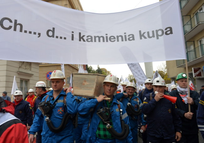 Związkowcy z regionu śląsko-dąbrowskiego manifestują w Warszawie /Marcin Obara /PAP