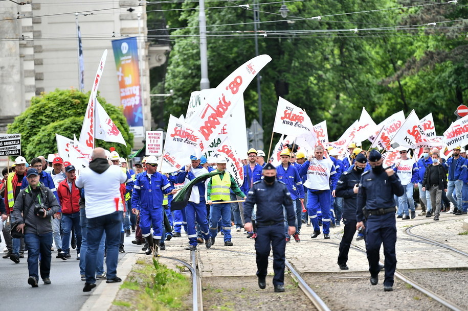 Związkowcy zapowiadają kolejne protesty /Maciej Kulczyński /PAP/EPA