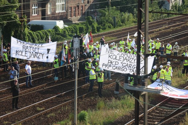 Związkowcy ze Śląsko-Dąbrowskiej "Solidarności" zablokowali tory kolejowe w Katowicach. /Michał Meissner /PAP