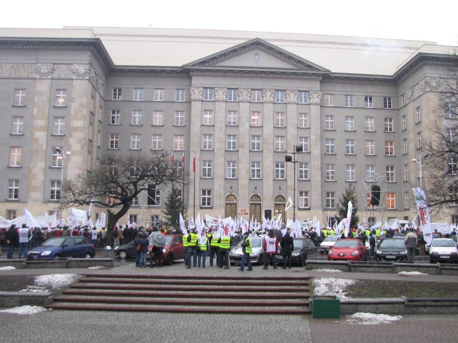 Związkowcy zebrali się przed Urzędem Wojewódzkim w Katowicach /Józef Polewka /RMF FM