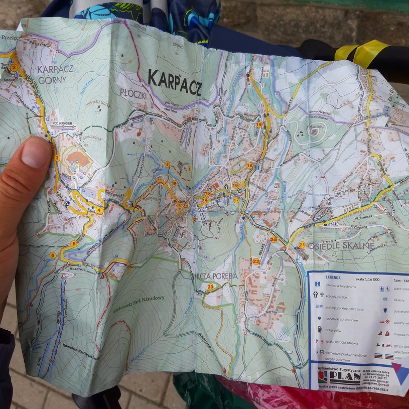 Zwiedzając okolice góry Karpatki w Karpaczu korzystałem z darmowej mapy. Padało, co widać na brzegach mapy /Karol Kubak /archiwum prywatne