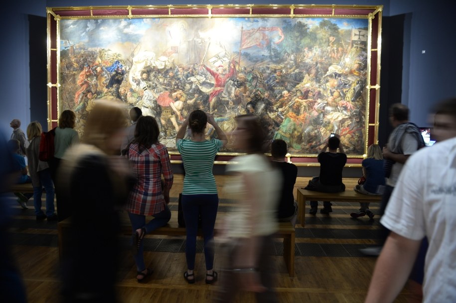 Zwiedzający Muzeum Narodowe oglądają "Bitwę pod Grunwaldem" Jana Matejki /Jacek Turczyk /PAP