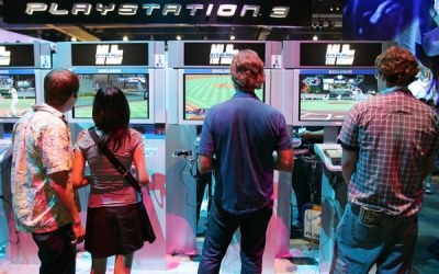 Zwiedzający targi E3 testują najnowsze gry na konsolę PlayStation 3 /AFP
