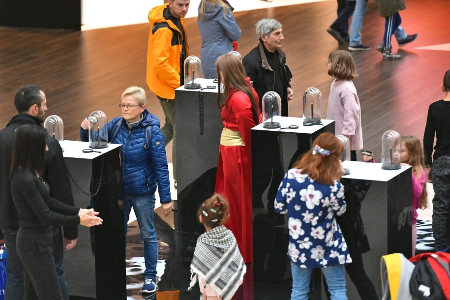 Zwiedzający z lupami w dłoniach oglądają niezwykłe rzeźby / 	Maciej Kulczyński    /PAP